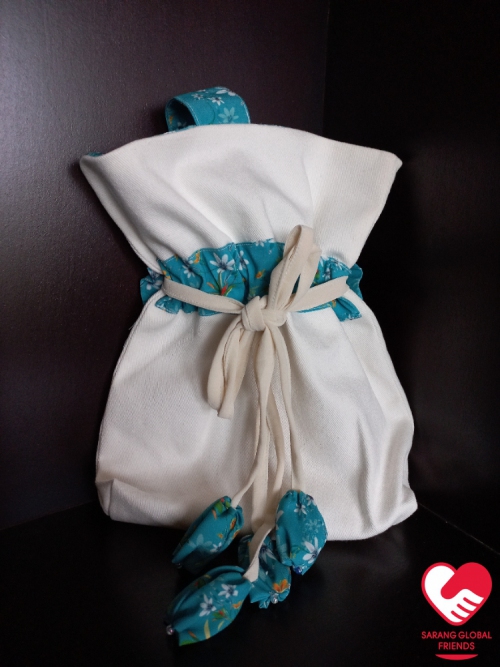 Túi rút handmade trắng, hoạ tiết hoa xanh