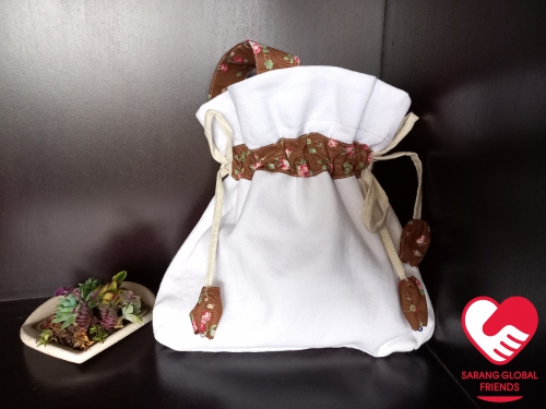 Túi rút handmade trắng, hoạ tiết hoa nâu